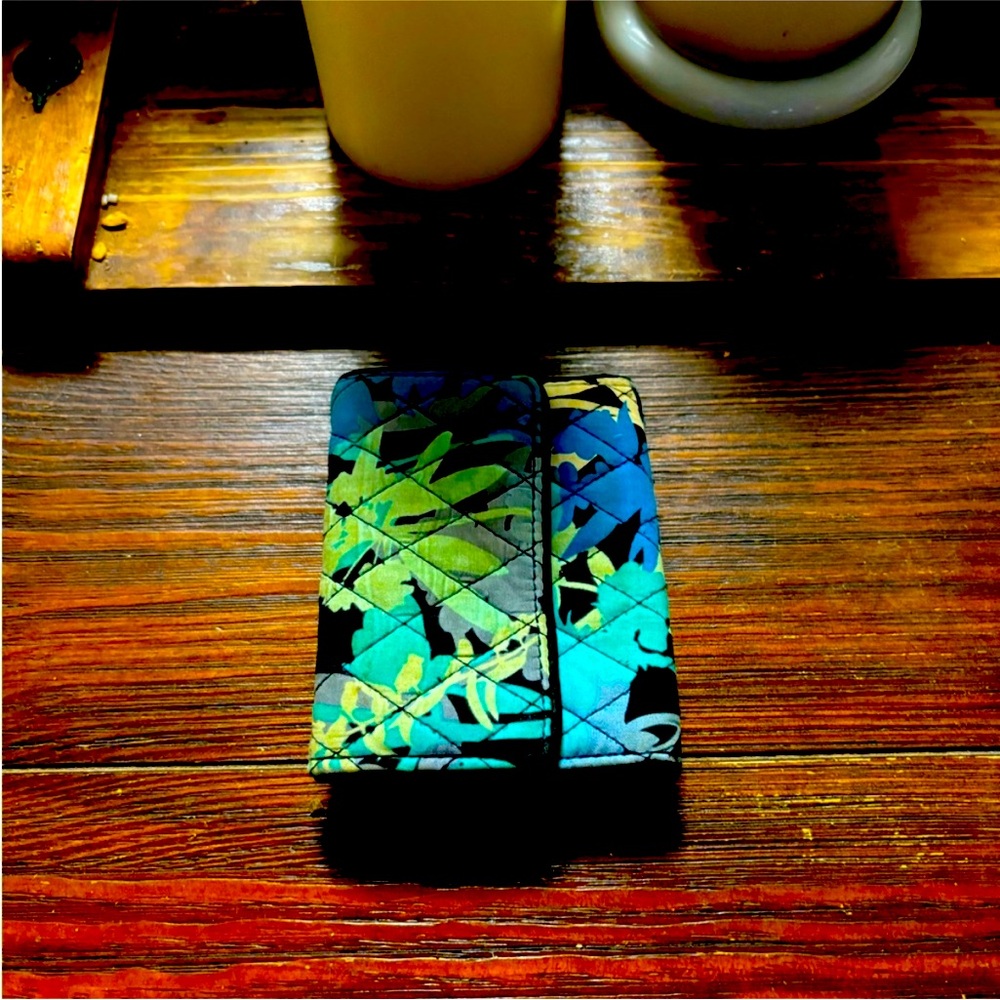 Retired Vera Bradley pattern. Great wallet to fixes a lot and pockets.